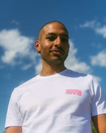 Last inn bildet i Galleri-visningsprogrammet, HVIT 1972 PRIDE T-SKJORTE
